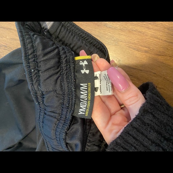 Boys Black and Gray Under Armour Shorts YM - Picture 3 of 3